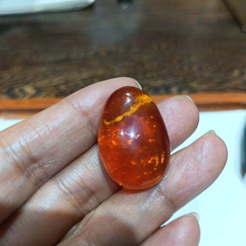 特色留皮色琥珀吊坠，特别漂亮尺寸30.2*20.5*9.9MM，重量4.22克