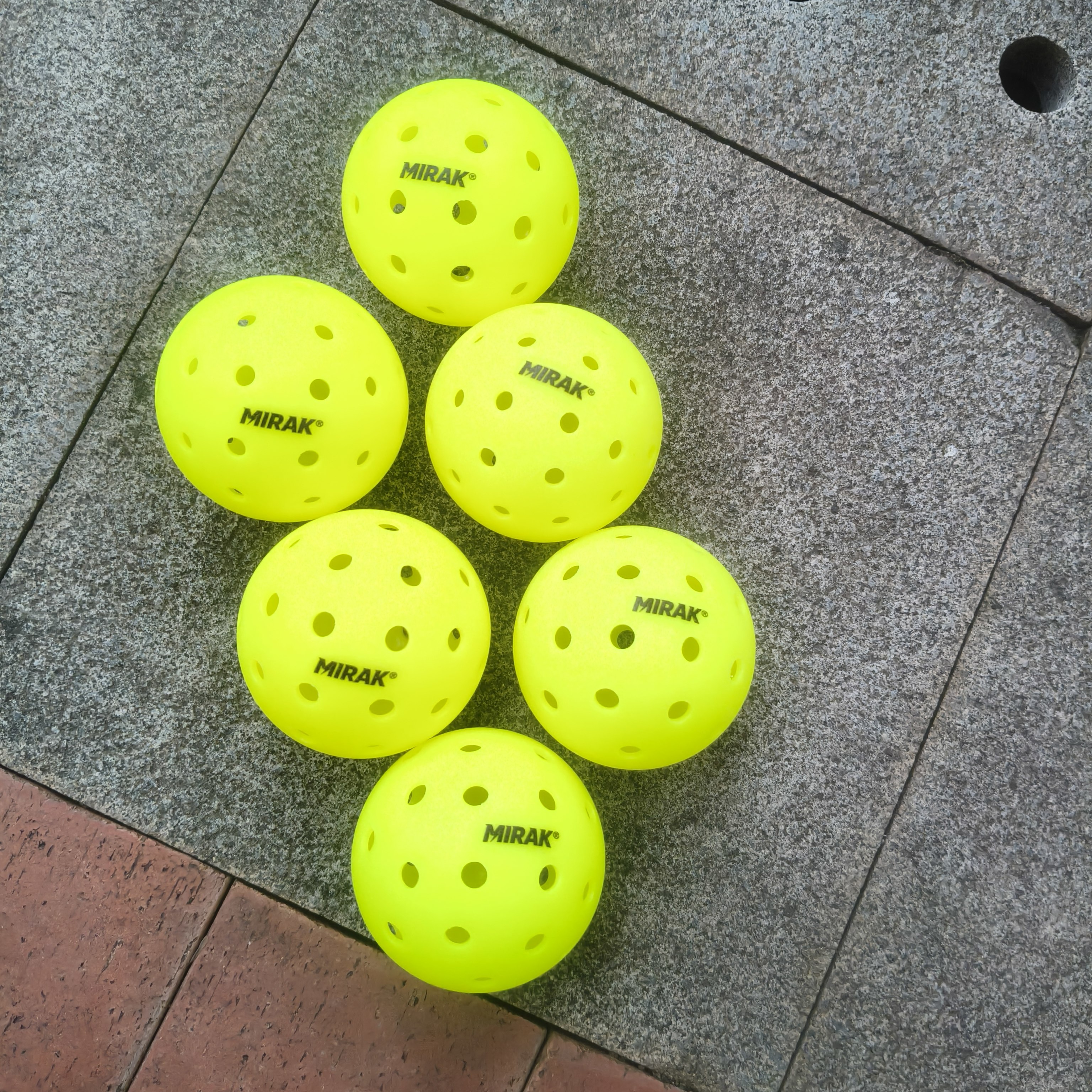 比赛级专用PE滚塑匹克球40孔室内外训练通用pickleball40孔48孔洞