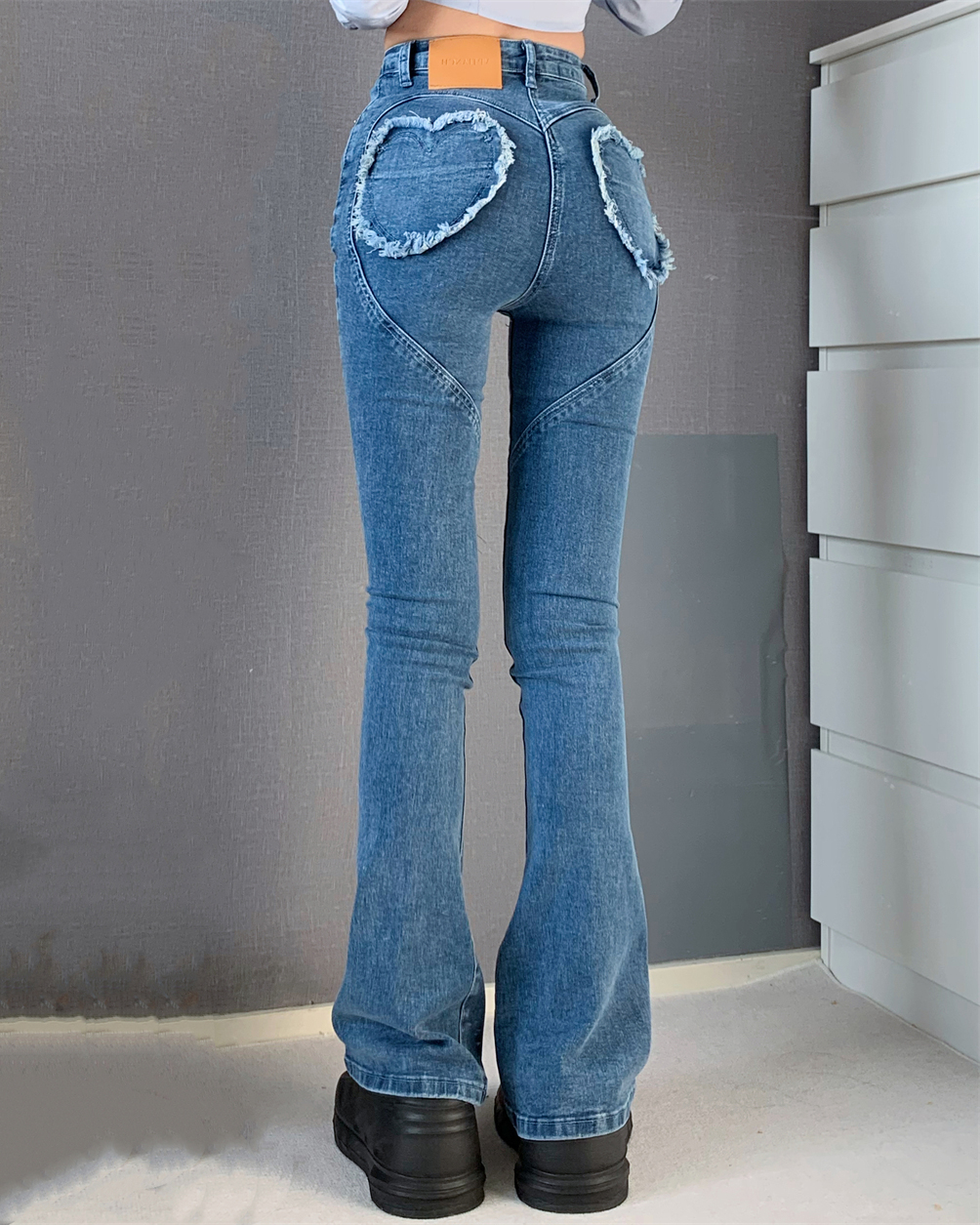 身显瘦高腰微喇叭蜜桃臀牛仔裤