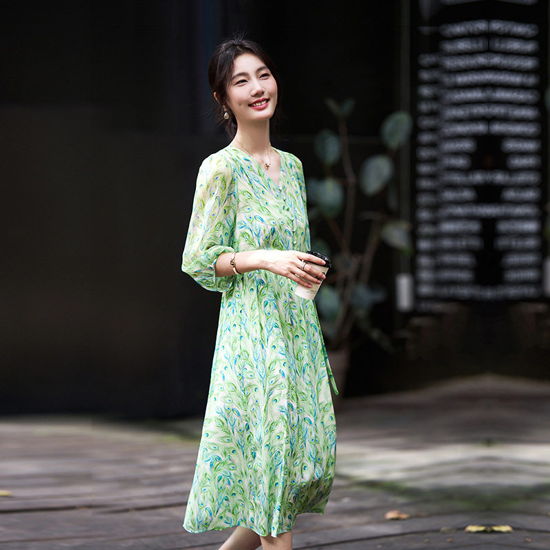 孔雀印花真丝连衣裙奢华光泽修身显瘦轻盈飘逸五分袖气质V领
