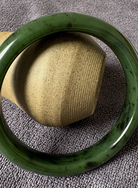 天然和田碧玉俄料黑皮老料辣绿菠菜绿百搭复古国风正圈手镯60圈