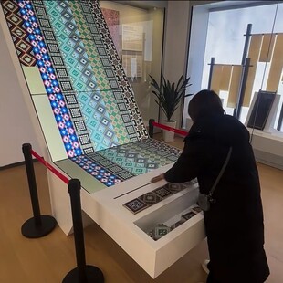 互动体验展示台商业美陈装饰展台模拟织布互动展厅装置互动体验