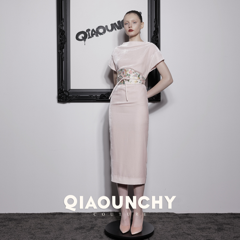 仙骨美人俏云曦粉色真丝绒连衣裙