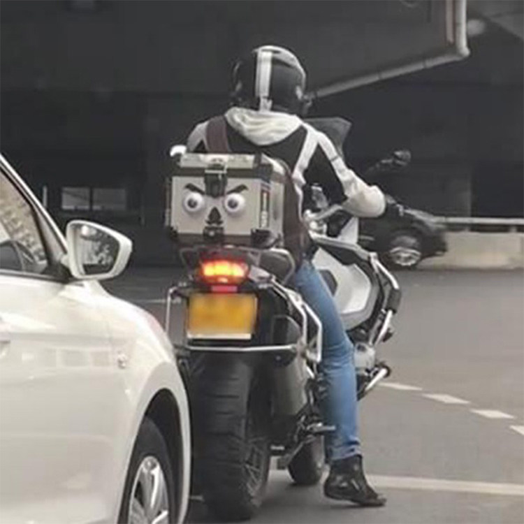 忽闪大眼仔眨眼的车配饰汽车摩托车装饰整蛊解压玩具创意搞怪礼物