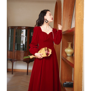 红色方领丝绒连衣裙女秋冬法式复古气质赫本风年会订婚礼服裙子