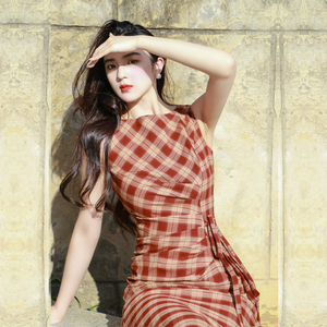 夏季新款温柔气质法式复古一字肩收腰包臀红色格子连衣裙港风复古