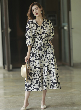 设计感白底黑色印花气质裙子收腰显瘦法式高级感大牌连衣裙春秋女