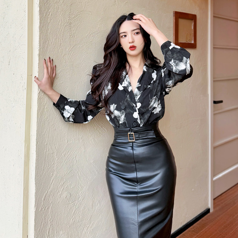 港风复古上衣设计感酷飒拽姐印花衬衫V领套装裙包臀皮裙半身裙女