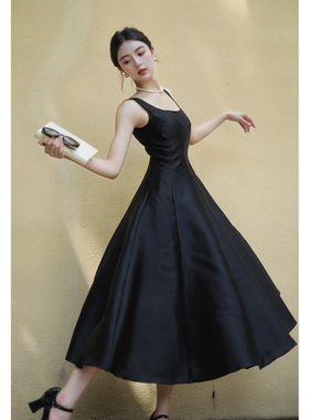 JUJU法式赫本风气质长裙收腰质感连衣裙高级感黑色醋酸缎面吊带裙