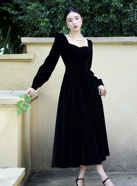 秋冬季新款赫本风连衣裙高级感气质长袖显瘦黑色金丝绒法式裙子女
