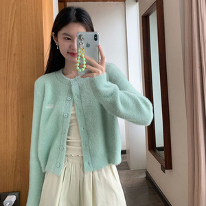 美拉德毛茸茸温柔软糯短款针织开衫女秋冬复古高级感圆领毛衣外套