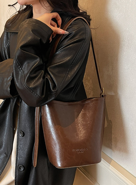 复古焦糖水桶包女2025大容量单肩斜挎包手提高级感通勤百搭包包