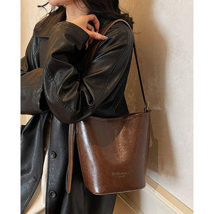 复古焦糖水桶包女2025大容量单肩斜挎包手提高级感通勤百搭包包