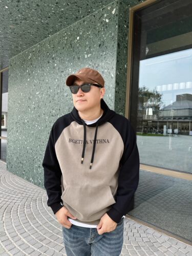 拼色大依无忧连帽卫衣