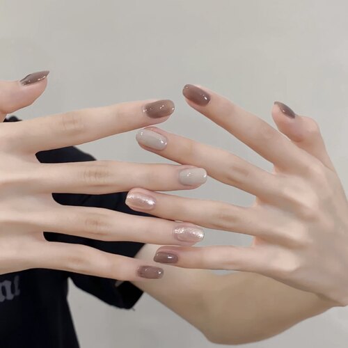 灰茶色短款跳色美甲穿戴甲