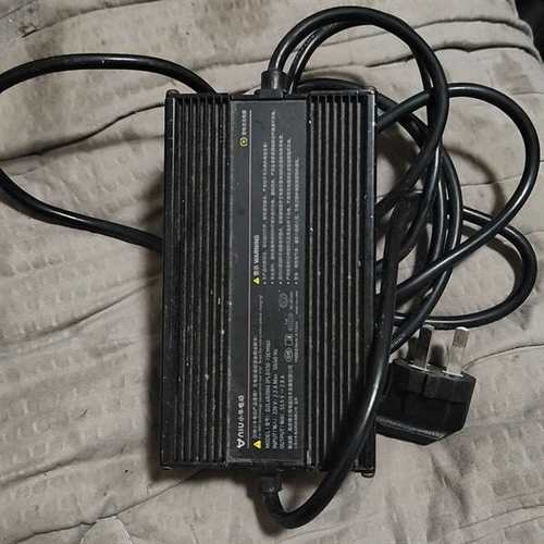 议价-小牛原装充电器，型号DZL482006，输出53.5V