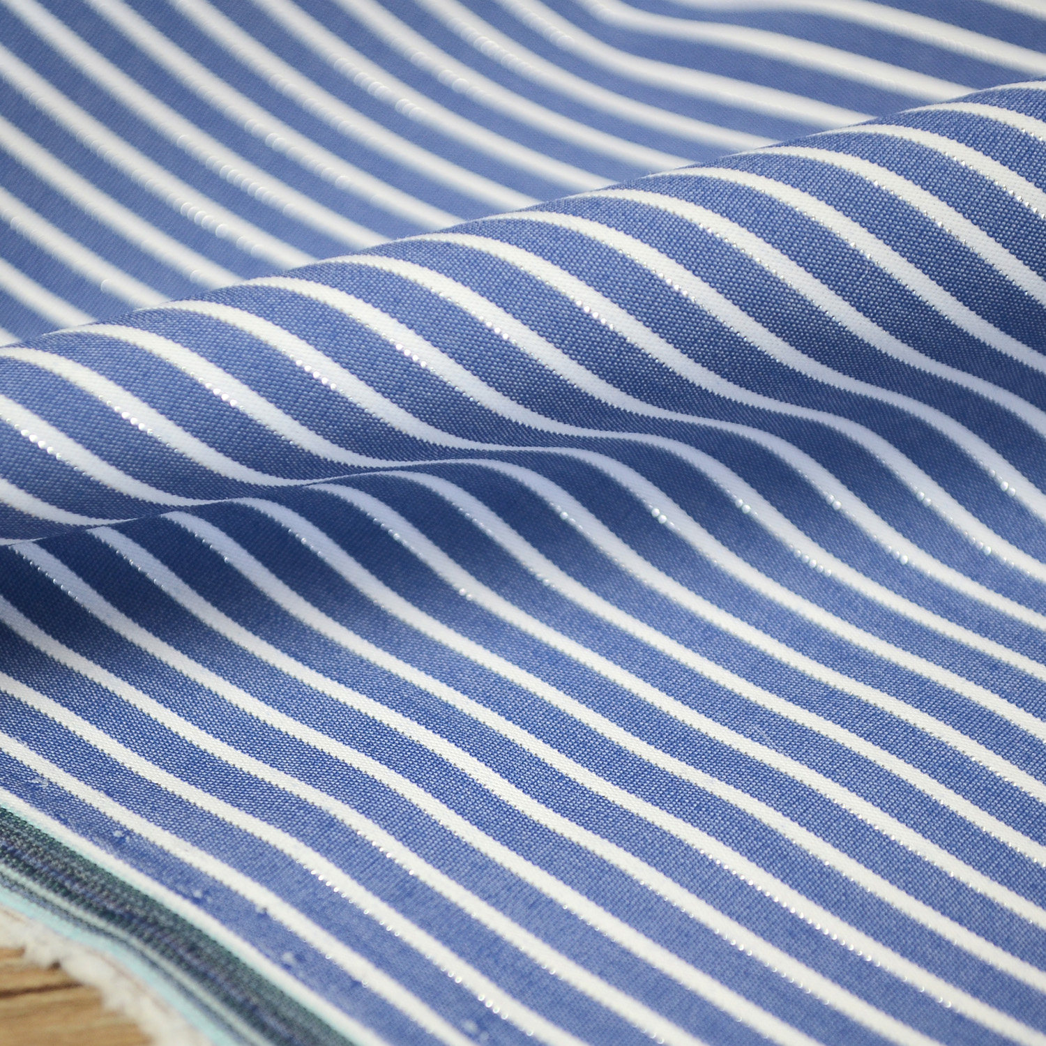 清爽蓝白竖条纹色织珠光银丝专业衬衣布料中微弹力不透舒服裙子料