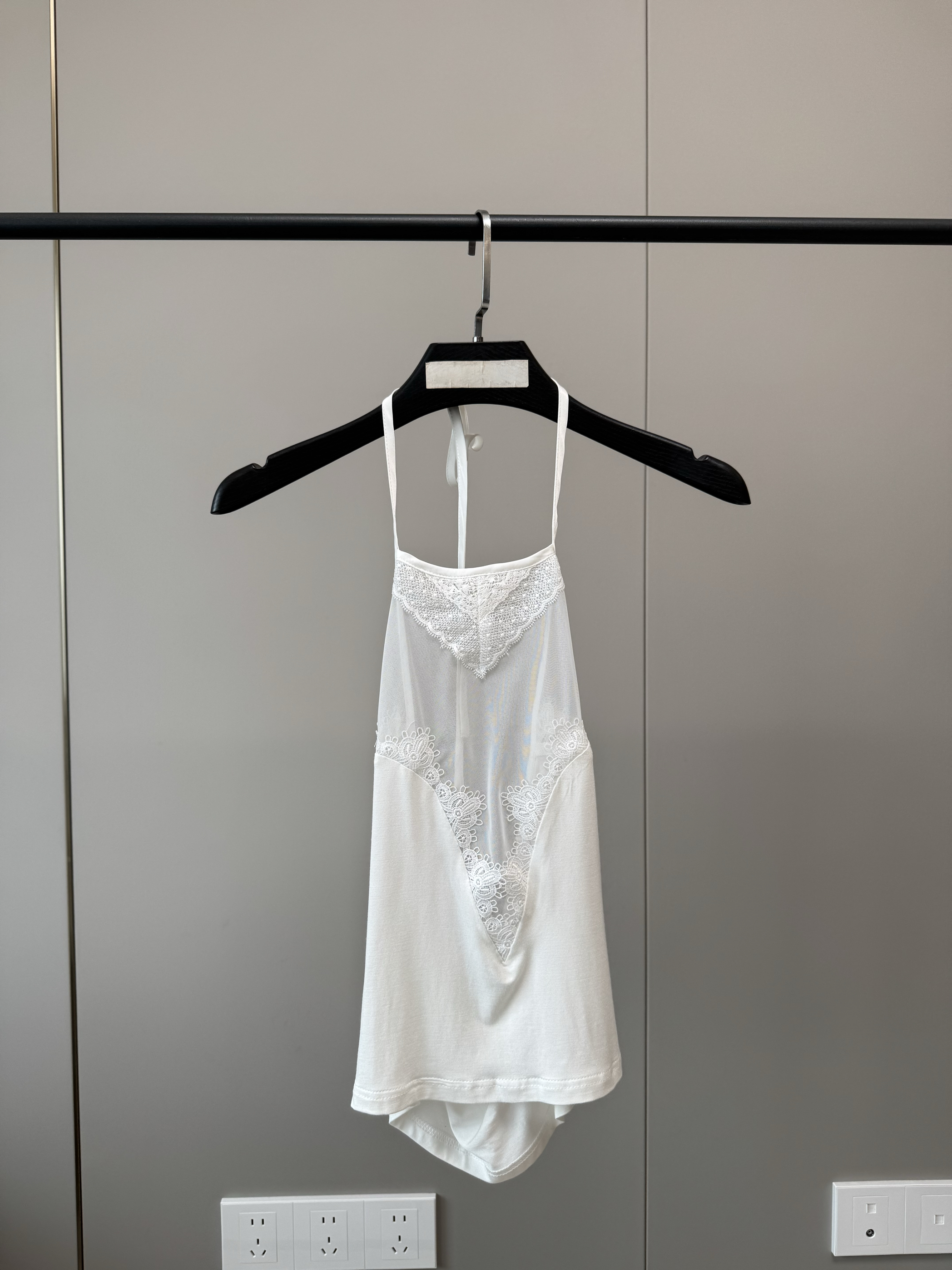 wo 9/26 20:00 小巴姐妹网纱挂脖吊带