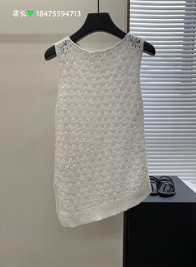 白色镂空不对称上衣取自长绒和锦纶制成的带子纱兼具两种天然材质