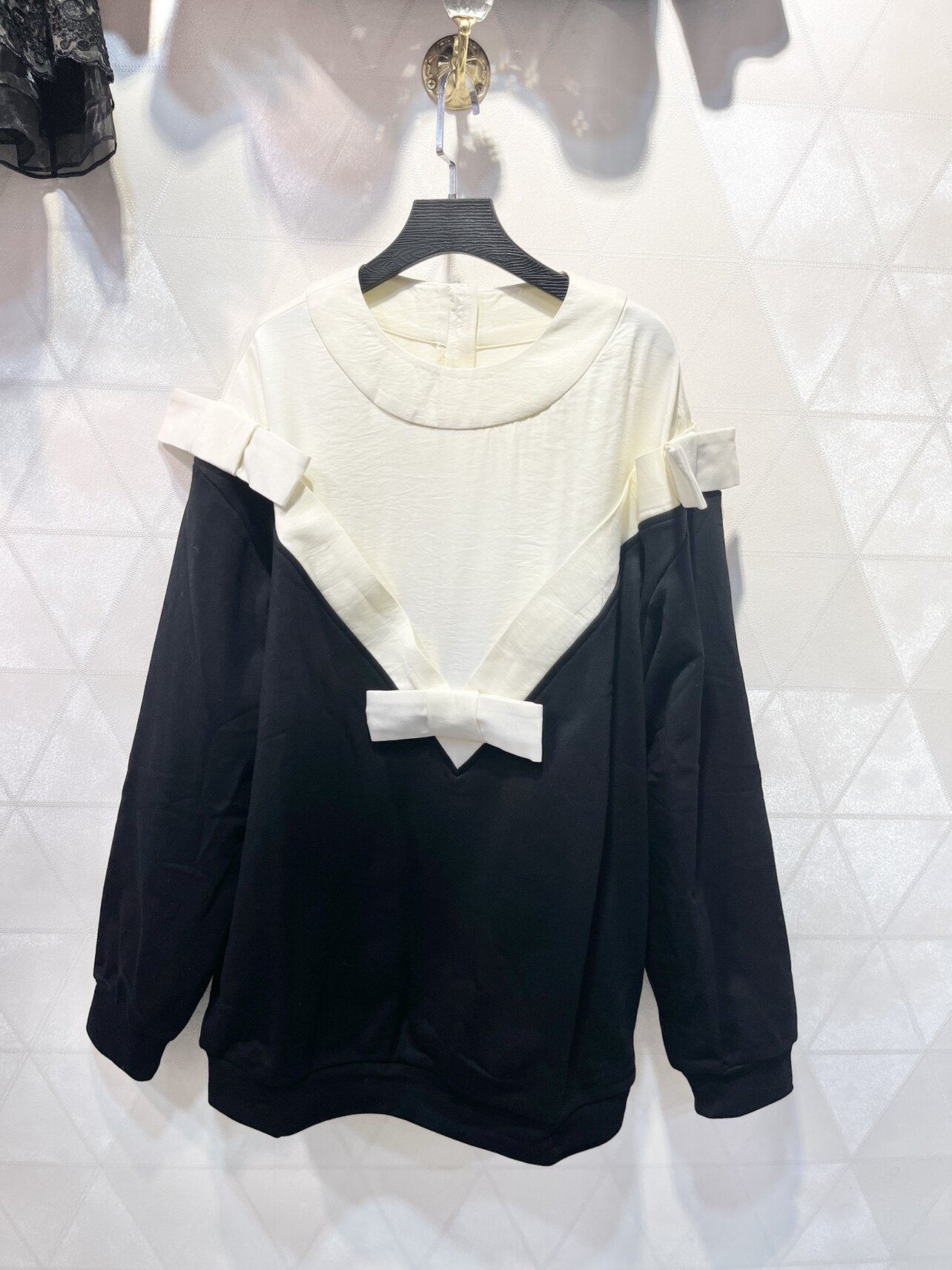 欧洲站 2023春款黑白撞色蝴蝶结饰卫衣L码