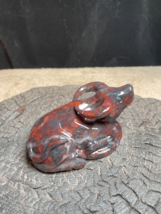 天然奇石桂林鸡血玉原石玉雕卧牛手把件茶宠礼品装饰物办公桌摆件