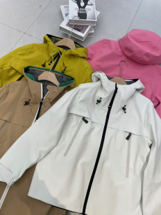 休闲连帽防风防水压胶短外套风衣女冲锋衣专柜同款 2026春款 新款