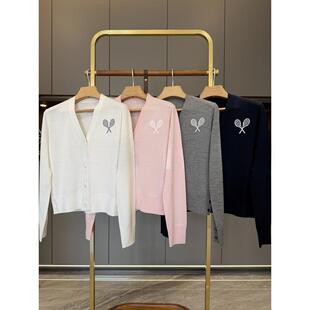 学院风侧两粒扣左胸网球拍刺绣V领开衫