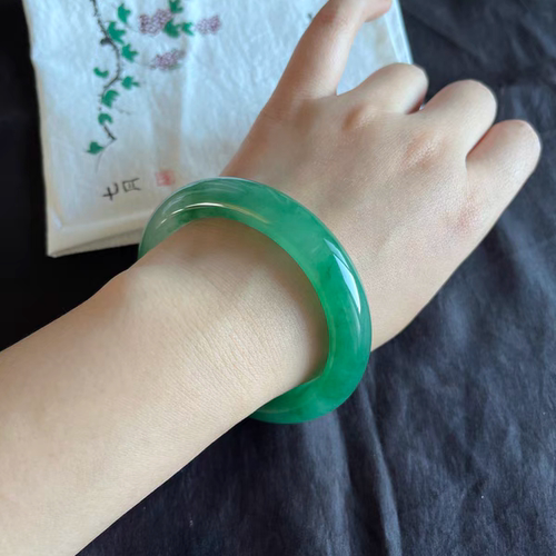 精品纯天然独龙玉非洲翠辣绿色显白厚装正装手镯子58.2*12.6*10