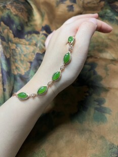 高品质起胶起荧光18K金镶嵌钻石天然和田玉碧玉苹果绿马眼手链