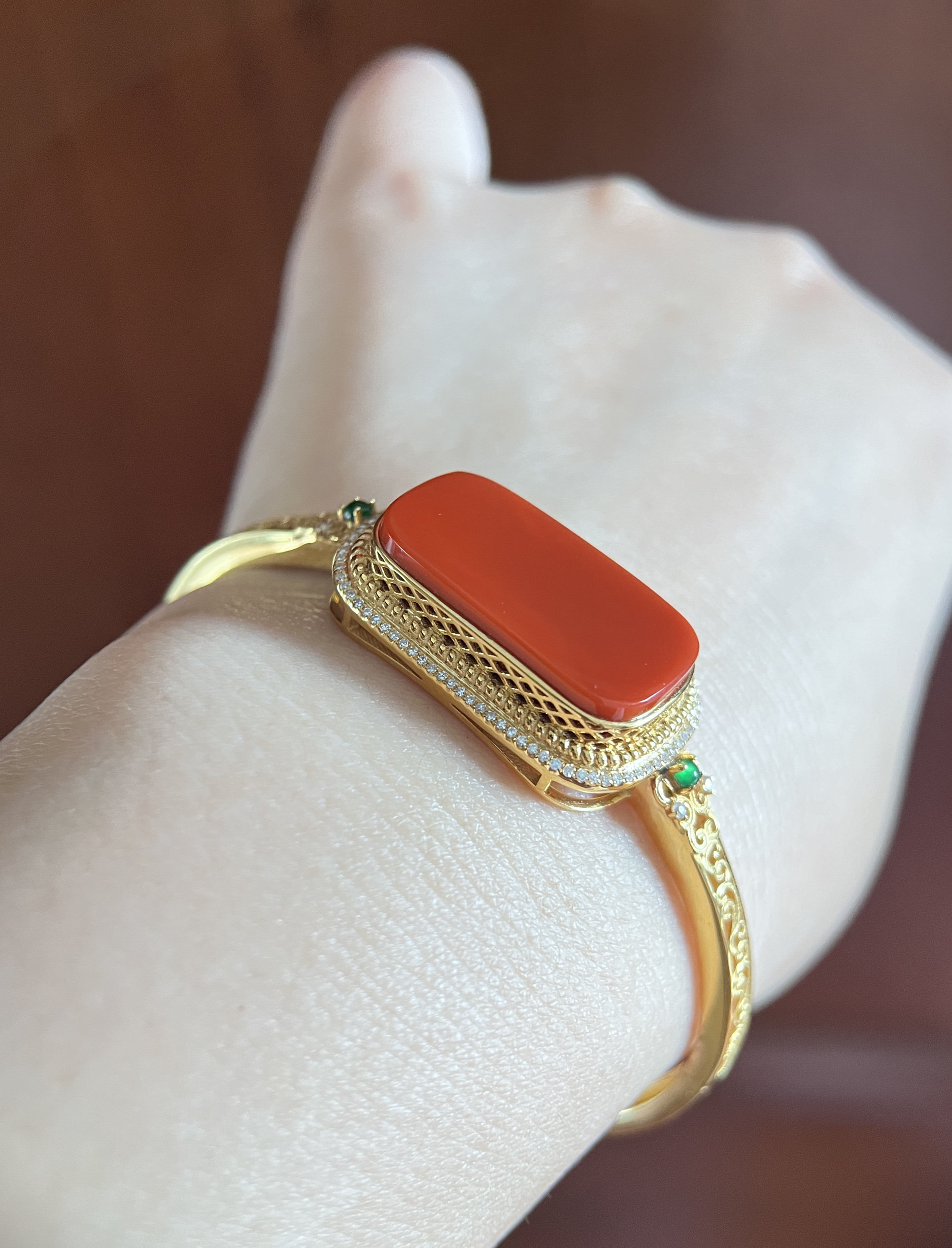 珍品纯天然无优化原矿凉山南红锦红色18K黄金满钻镶嵌翡翠手镯子