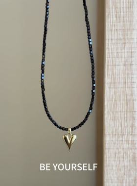 2025新款黑色尖晶石金色心形吊坠项链简约百搭甜酷锁骨链毛衣链女