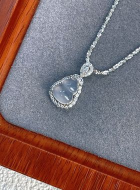 s925纯银首饰新款新中式高冰白玉髓福禄小葫芦吊坠项链精致饰品