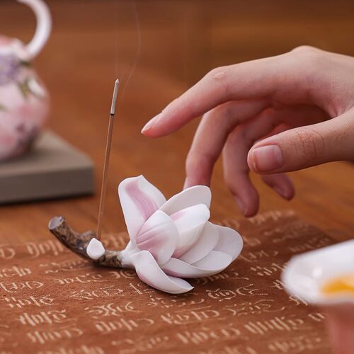 陶瓷玉兰花香插笔搁摆件