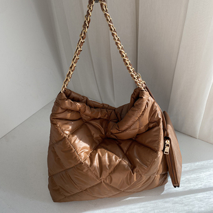 冬天包包女2023新款大容量链条单肩包休闲小众羽绒菱格子母托特包