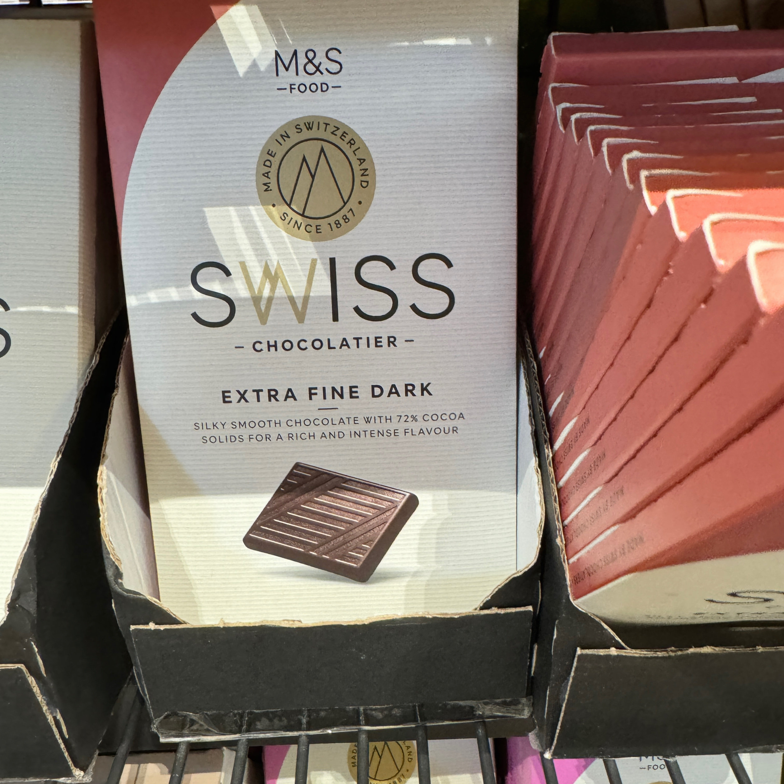 香港 英国马莎M&S 瑞士特级黑白牛奶焦糖巧克力 125G