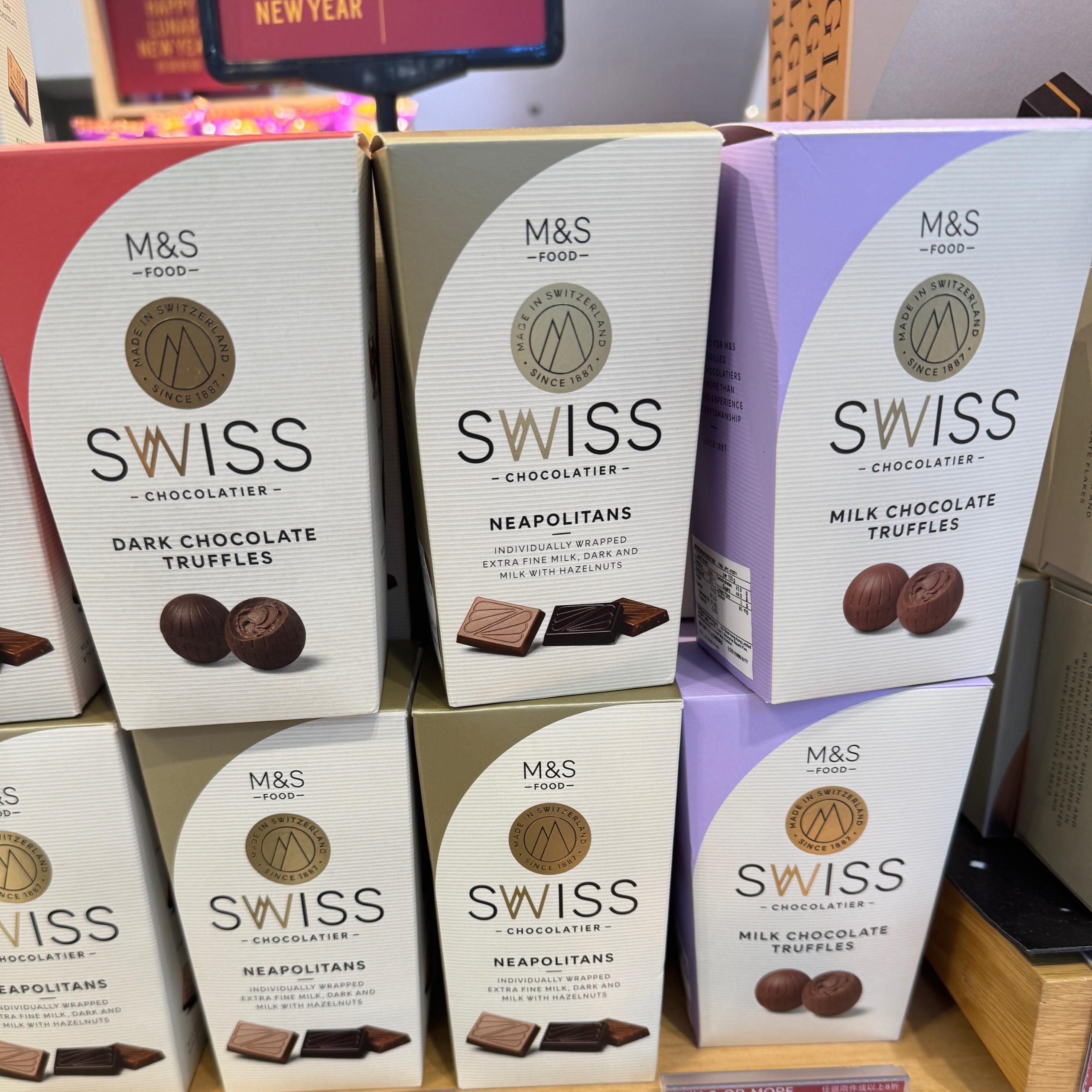 英国马莎M&S 软心黑牛奶巧克力 瑞士特级什锦榛子巧克力香港