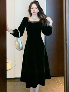 2023年秋冬季新款女装法式小个子气质显瘦黑色金丝绒连衣裙子长袖