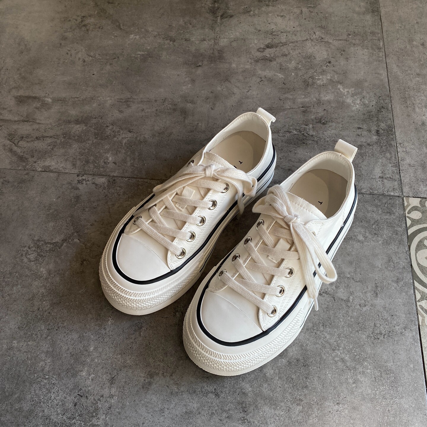 韩版厚底休闲鞋头层牛皮女鞋白色圆头交叉绑带休闲板鞋百搭小白鞋