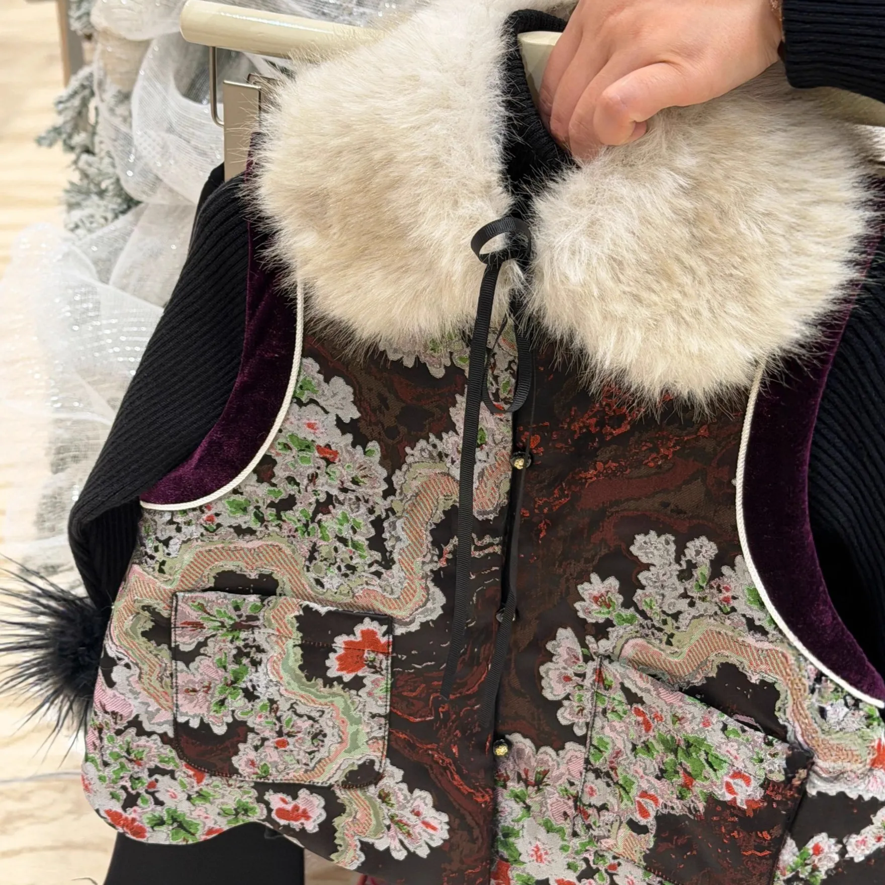 25年冬季新款洋气真毛领围脖可拆卸刺绣设计感夹棉无袖马甲年服新