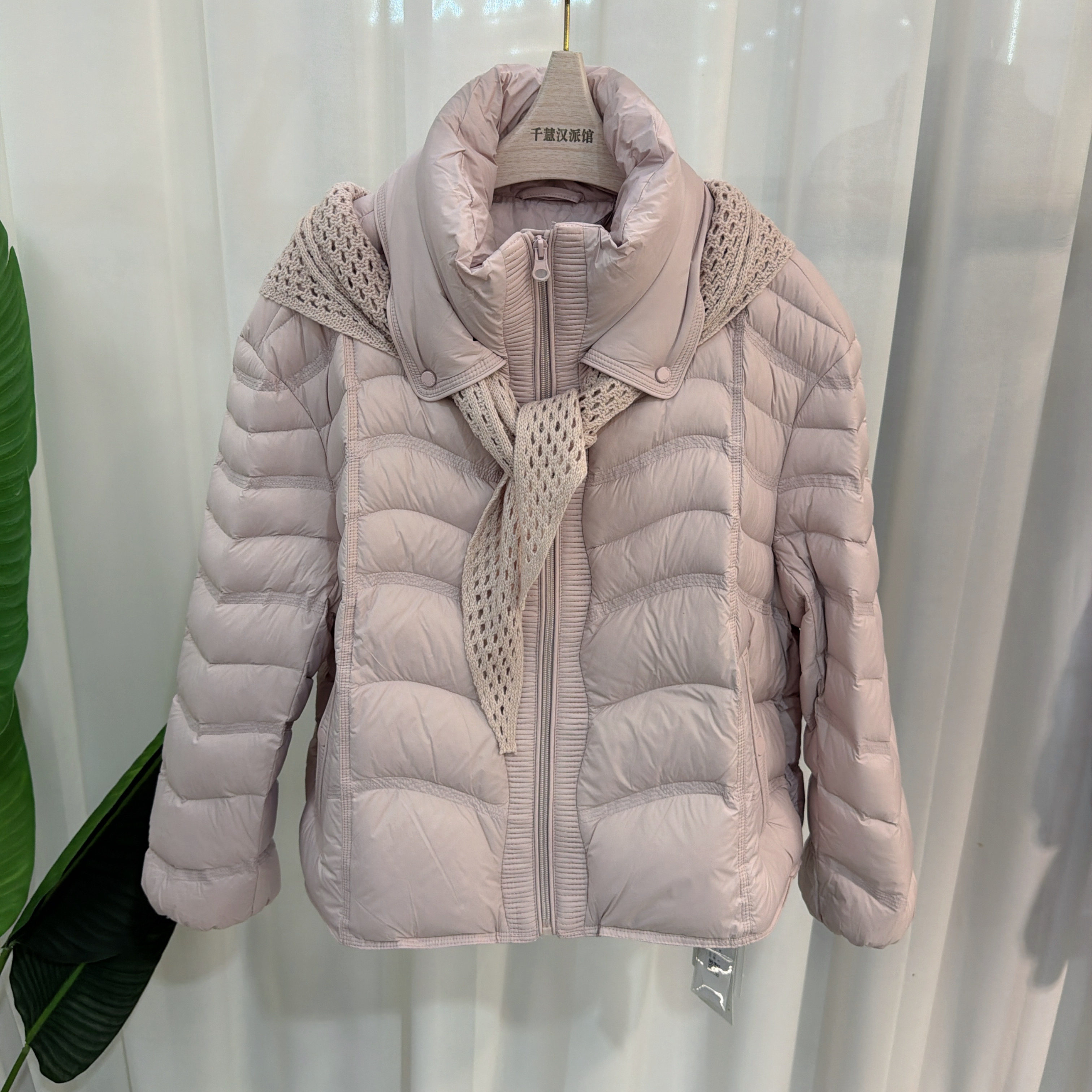 26D521时尚羽绒服女保暖带围巾