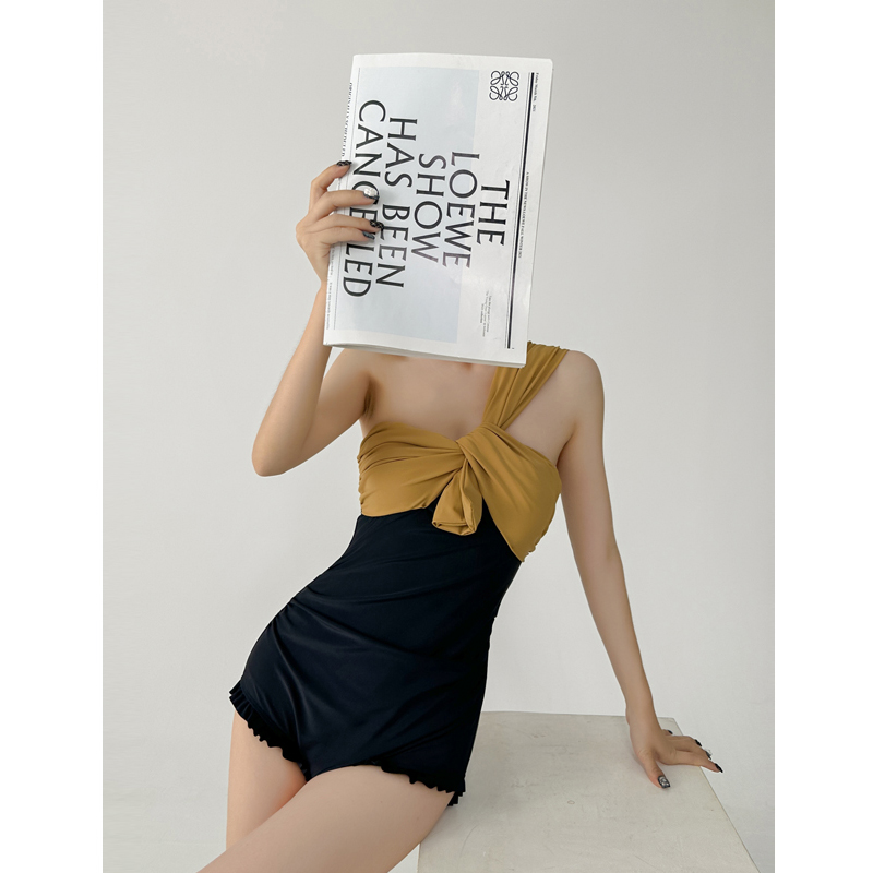 金珠泳衣女2024新款爆款高级感斜肩连体显瘦遮肚小胸泡温泉游泳衣