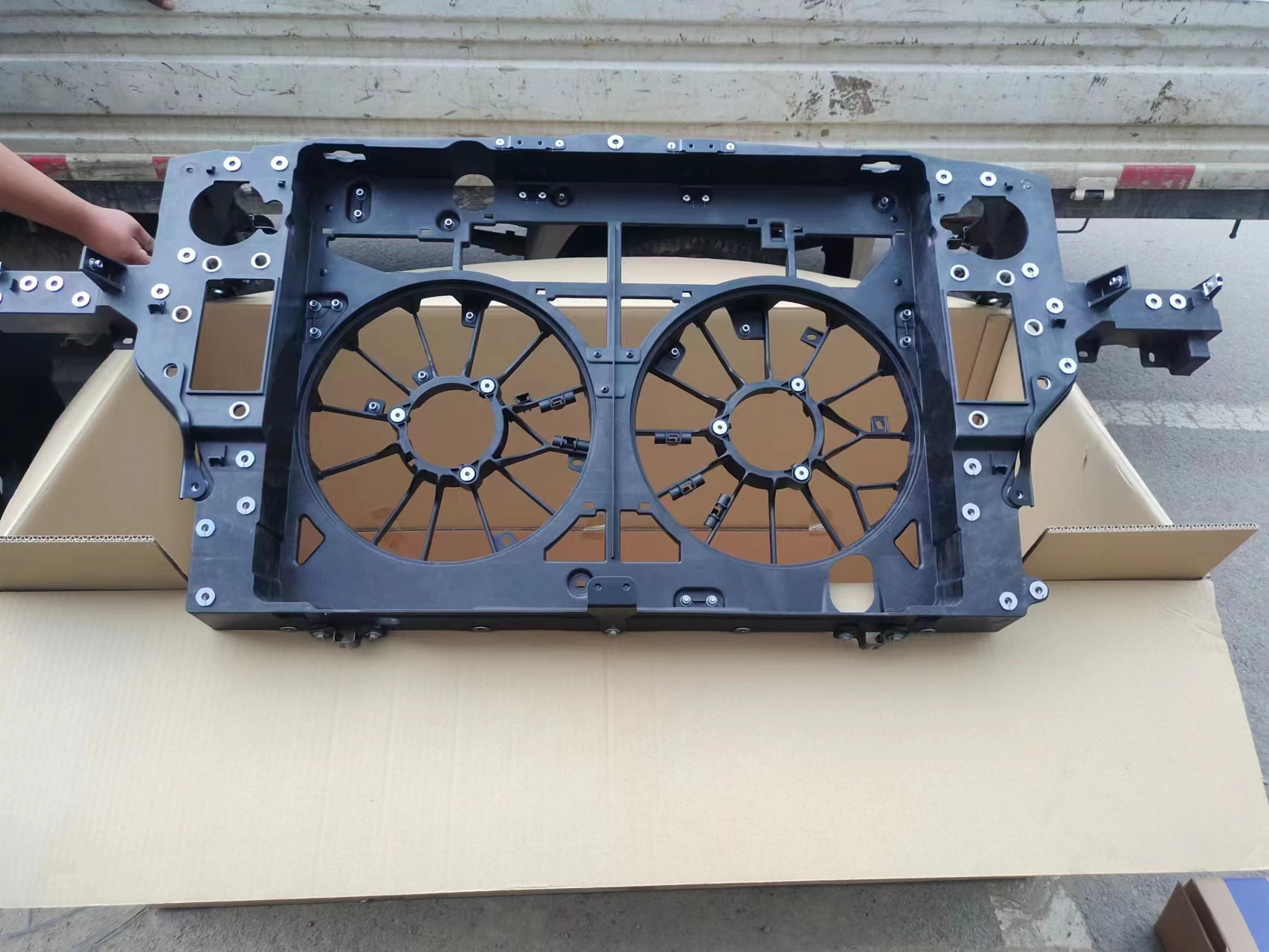 适用于尼桑GTR R35原厂纯新水箱框架散热器框架