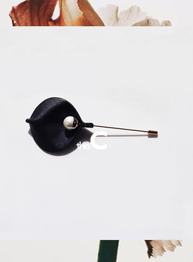 【theC】设计师品牌珍珠黄铜镀金手縫羊皮花瓣胸针