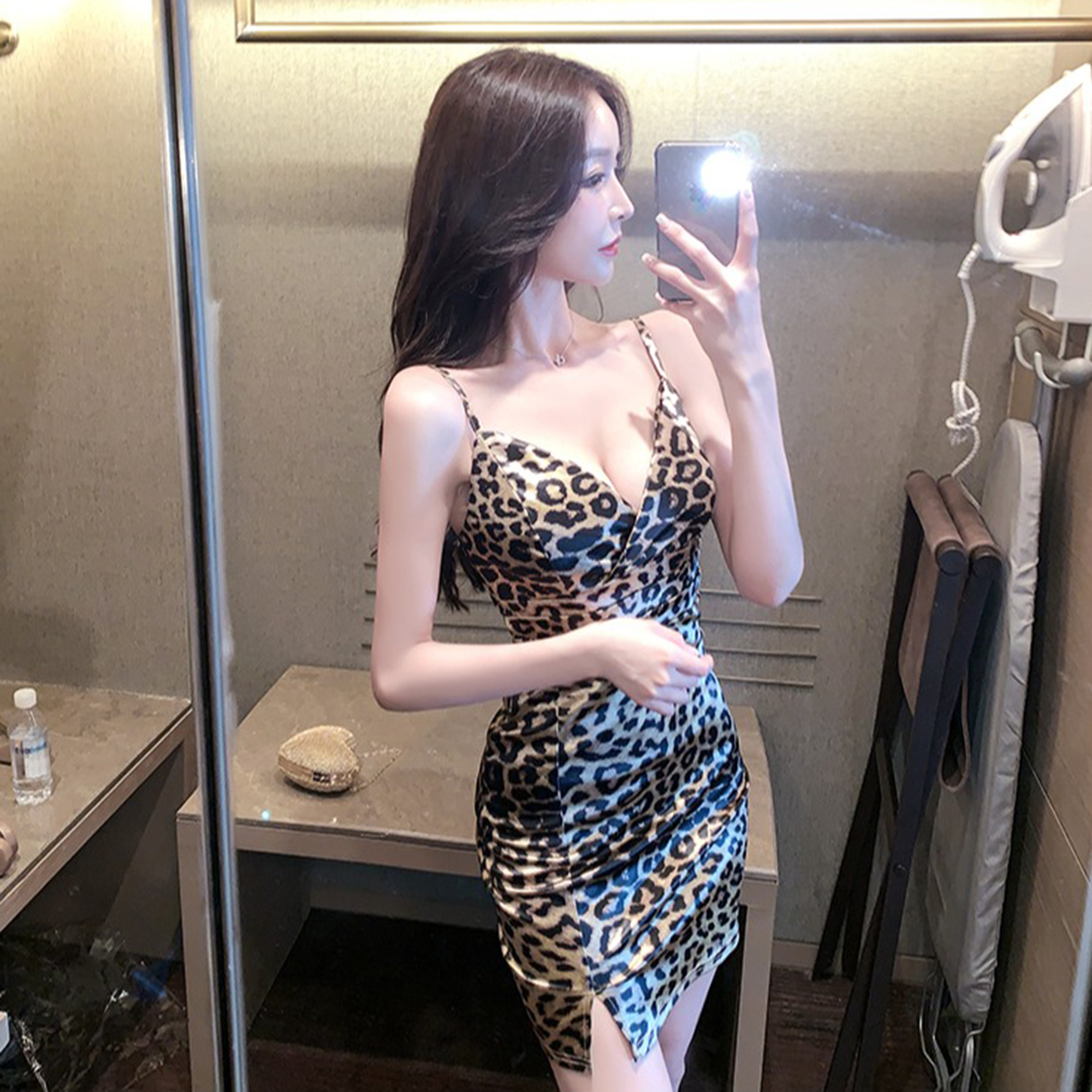 夜店性感连衣裙女装v领低胸紧身收腰显瘦a字包臀短裙豹纹吊带裙
