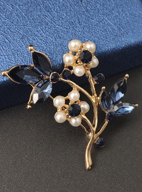 西装蓝色毛衣胸花时尚