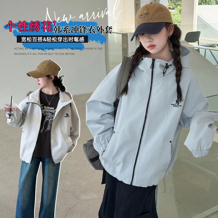 儿童外套冲锋衣男女童2026秋款中大童绣花连帽女孩休闲宽松风衣潮
