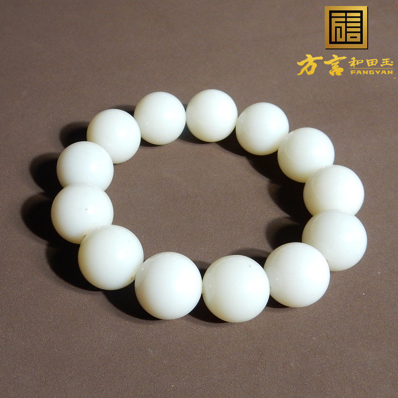 佩戴和田玉新疆且末米达料羊脂