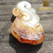 放巨漏方言品牌珍稀俏色名品红沁皮熟黄白种白玉籽料如意吊坠子R