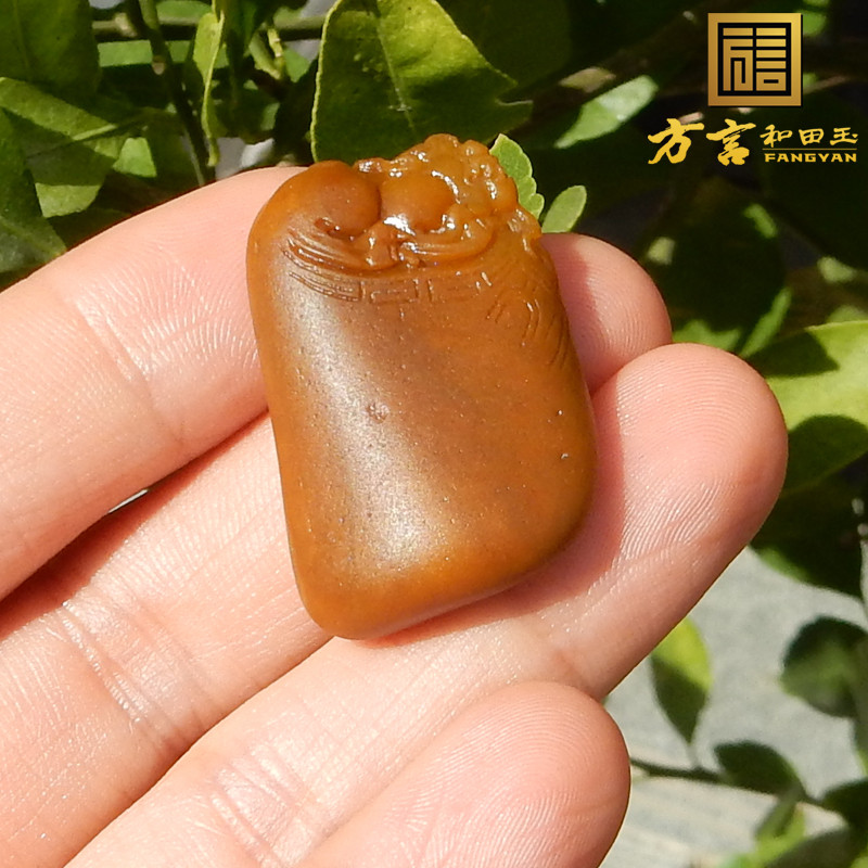 方言和田玉新疆老熟黄沁原生黄玉籽料瑞兽貔貅府上有龙吊坠挂件A1