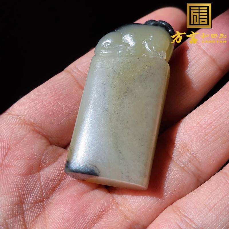 罕见方言精品和田玉新疆细腻油润青花籽料带糖府上有龙吊坠挂件w1